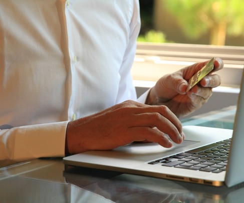 האם מכירת הפעילות של כרטיסי האשראי תפגע בבנקים.jpg